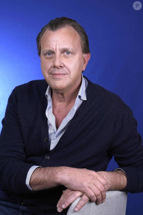 Claude François Junior pose lors d'une séance de portrait à Paris, France, le 6 mars 2024. Photo par Vim/Abaca