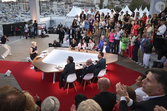 Il a cependant reconnu que produire une quotidienne, "c'est parfois très compliqué". 

Exclusif - Pierre Niney, Anaïs Demoustier (enceinte), Jean-Christophe Meurice, Vincent Dedienne, Aymeric Lompret - Plateau de l'émission "C à vous" lors du 77ème Festival International du Film de Cannes le 23 mai 2024. © Jack Tribeca / Bestimage  No Web - Belgique et Suisse