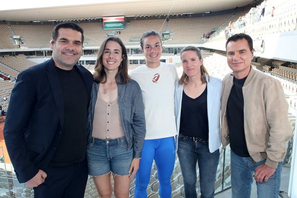 Exclusif - Matthieu Lartot, Alizé Cornet, Loïs Boisson, Justine Henin et Laurent Luyat - Plateau de France Télévision lors des Internationaux de France de Tennis de Roland Garros 2025 - Jour 09, à Paris le 02 Juin 2025. 

© Bertrand Rindoff / Bestimage