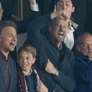 Le prince William, prince de Galles, et son fils, le prince George de Galles, assistent au match aller du quart de finale de Ligue des champions entre le PSG et Aston Villa (3-1) au Parc des Princes à Paris le 9 avril 2025. © Cyril Moreau/Bestimage