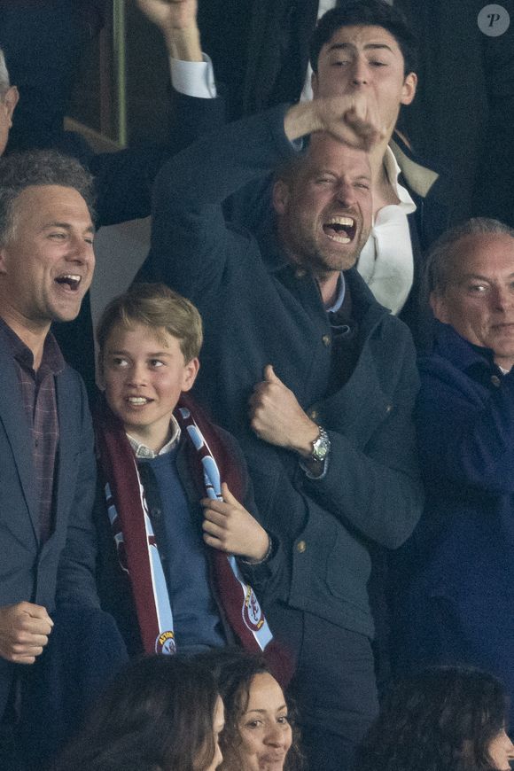 Le prince William, prince de Galles, et son fils, le prince George de Galles, assistent au match aller du quart de finale de Ligue des champions entre le PSG et Aston Villa (3-1) au Parc des Princes à Paris le 9 avril 2025. © Cyril Moreau/Bestimage