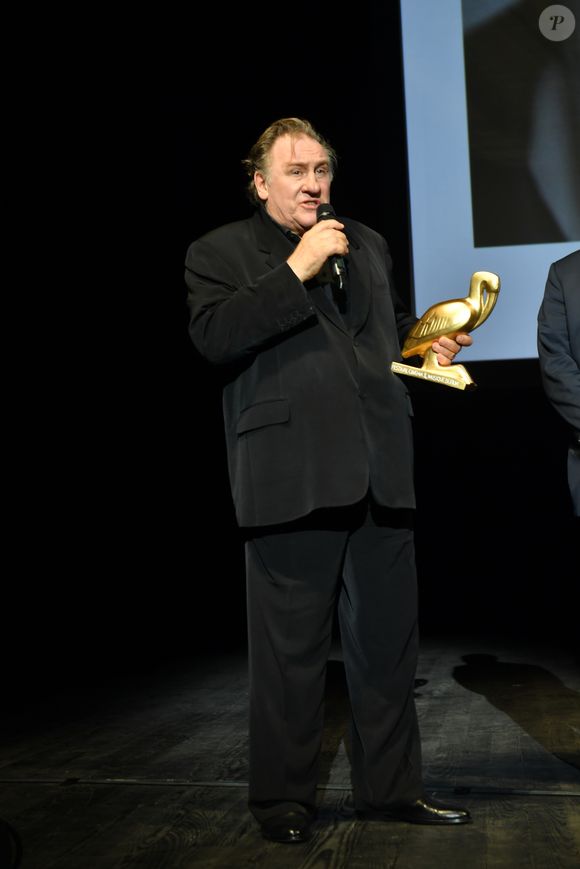 Exclusif - Gérard Depardieu reçoit un Ibis d'or pour l'ensemble de sa carrière sur la scène du palais de congrès Atlantia lors du 5ème festival du cinéma et musique de film de la Baule le 4 novembre 2018. © Rachid Bellak/Bestimage