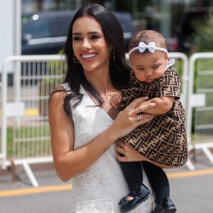 Bruna Biancardi, l'ex-compagne de Neymar, et sa fille Mavie aperçues sur la Croisette lors du 77e Festival international du film de Cannes (14 - 25 mai 2024), le 17 mai 2024. 
Merci de flouter le visage des enfants avant publication.