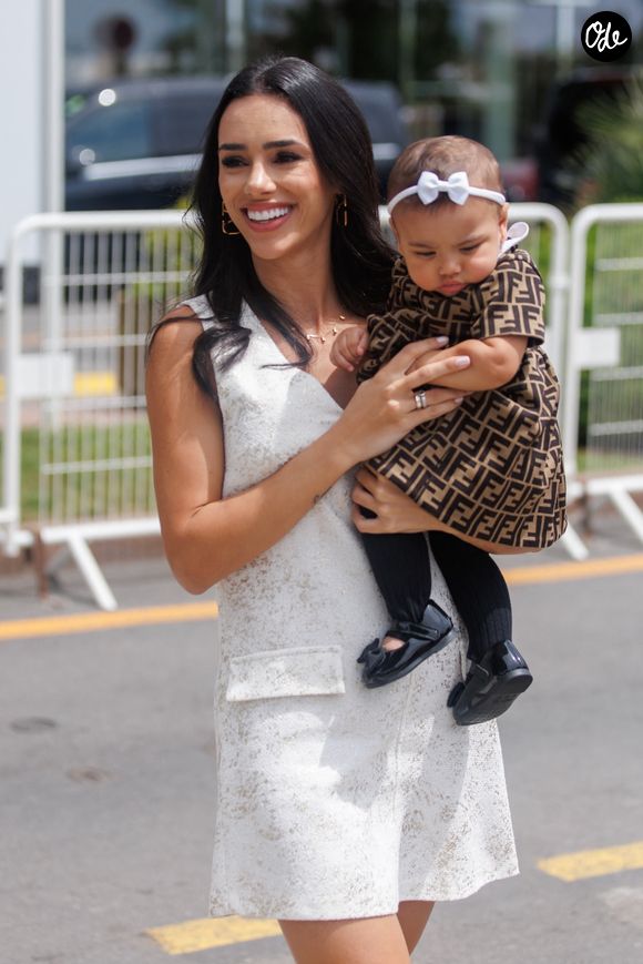 Bruna Biancardi, l'ex-compagne de Neymar, et sa fille Mavie aperçues sur la Croisette lors du 77e Festival international du film de Cannes (14 - 25 mai 2024), le 17 mai 2024. 
Merci de flouter le visage des enfants avant publication.
