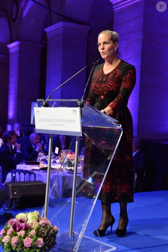 À seulement 22 ans, la fille d'Ariane et Benjamin de Rothschild a pris la direction artistique de Caron, une maison de haute parfumerie fondée en 1904 et rachetée par sa famille. 

Ariane de Rothschild (vice-présidente de la Holding Edmond de Rothschild) - Soirée de Gala Pasteur-Weizmann en hommage au travail du docteur Robert Parienti pour l'Institut Weizmann d'Israël au Palais Brogniart à Paris le 22 novembre 2016. © Erez Lichtfeld/Bestimage