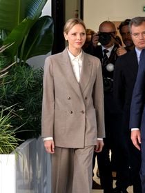 Charlene de Monaco, au bras du prince Albert, a choisi un tailleur oversize avec un détail qui rappelle une tendance 70'