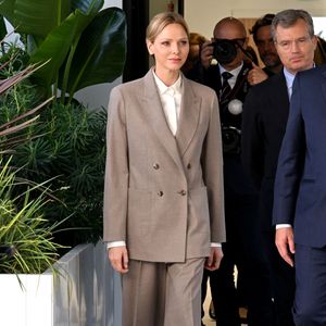 Le prince Albert II de Monaco et la princesse Charlene ont visité en compagnie de M. Thomas Bataglione, l'administrateur et directeur général de la SMEG, le nouveau siège social de la société, installé dans le quartier de Fontvieille à Monaco, le 15 octobre 2025. © Bruno Bebert / Bestimage
