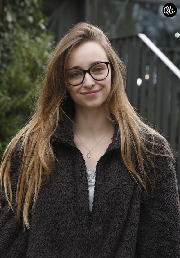 Elle décrit ce nouveau rôle comme "le plus beau métier du monde".

Emma Smet arrive à l'enregistrement de l'émission "Vivement Dimanche Prochain" au Studio Gabriel à Paris le 2 mars 2022. 

Agence / Bestimage