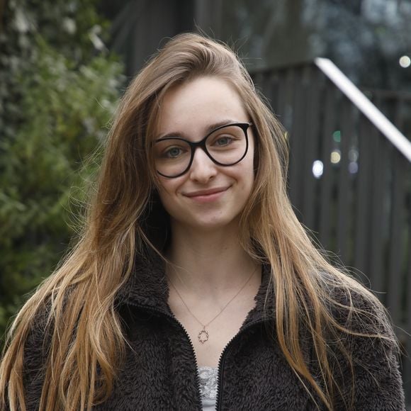 Elle décrit ce nouveau rôle comme "le plus beau métier du monde".

Emma Smet arrive à l'enregistrement de l'émission "Vivement Dimanche Prochain" au Studio Gabriel à Paris le 2 mars 2022. 

Agence / Bestimage