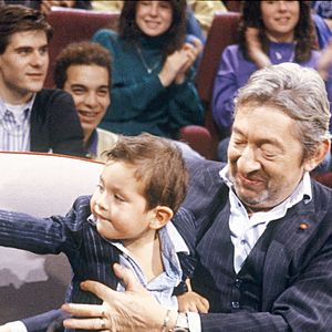 Le fils de Serge Gainsbourg est revenu sur leur rencontre dans les colonnes du magazine "Gala"

Archives - En France, à Paris, Serge Gainsbourg tenant son fils Lulu sur ses genoux en novembre 1988.  © Bernard Leguay via Bestimage