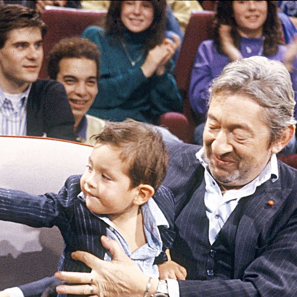 Le fils de Serge Gainsbourg est revenu sur leur rencontre dans les colonnes du magazine "Gala"

Archives - En France, à Paris, Serge Gainsbourg tenant son fils Lulu sur ses genoux en novembre 1988.  © Bernard Leguay via Bestimage
