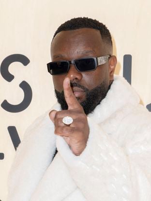 Gims arrêté dès son arrivée à l’aéroport de Paris : tout ce que l’on sait