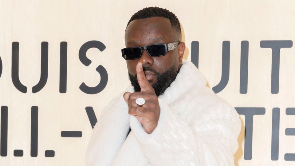 Gims arrêté dès son arrivée à l’aéroport de Paris : tout ce que l’on sait