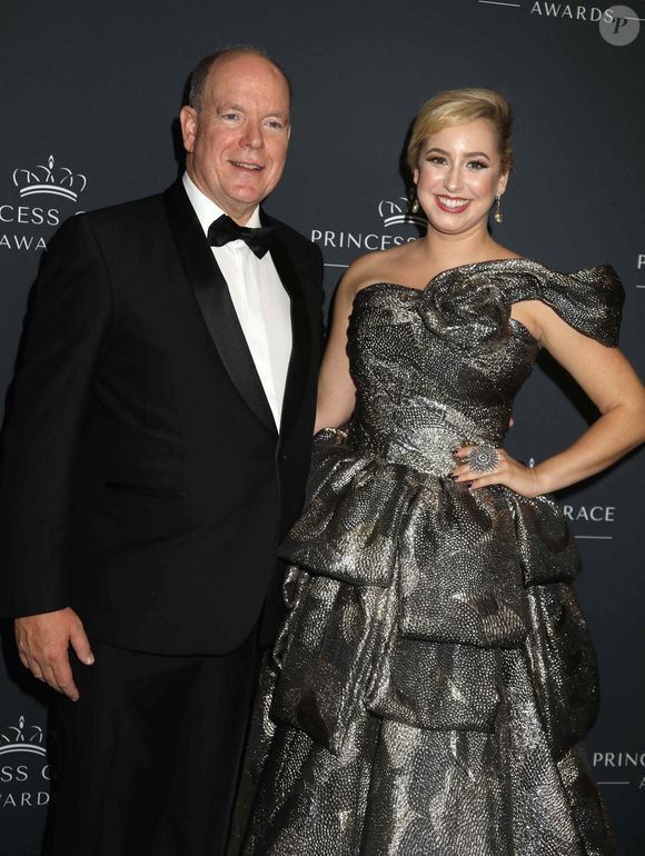 Jazmin Grimaldi lui rend hommage à chaque fois qu'elle le peut. 

Albert de Monaco et sa fille Jazmin Grimaldi à New-York en octobre 2024. © Zuma Press / Bestimage