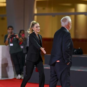 Luc Besson et Sarah Saldmann à la première de 'Father Joe' lors du 83ème Festival International du Film de Venise (Mostra), à Venise, Italie, le 6 septembre 2026. © Pierre Perusseau/Bestimage