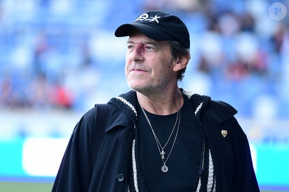 Jean-Luc Reichmann - Célébrités lors du match de gala caritatif entre l'équipe de Nico Capone et celle de Redouane Bougheraba au profit des fondations Théodora et Terres d'espoir en faveur des enfants hospitalisés et des personnes en difficulté au stade de la Tuiliere à Lausanne en Suisse le 6 Septembre 2025. © Romain Doucelin/Bestimage