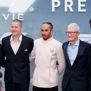 Brad Pitt et Ines de Ramon étaient très bien entourés, lors de l'avant-première de "F1" : de grands champions de la discipline ont en effet pris part à l'événement. On a notamment vu le pilote britannique Lewis Hamilton, coproducteur du film poser aux côtés de la star.
Brad Pitt, le pilote de Formule 1 britannique et coproducteur Lewis Hamilton, Tim Cook et l'acteur britannique Damson Idris arrivent sur le tapis rouge de la première mondiale de "F1" d'Apple Original Films & Warner Bros. Pictures à Times Square le lundi 16 juin 2025 à New York. Photo by John Angelillo/UPI/ABACAPRESS.COM