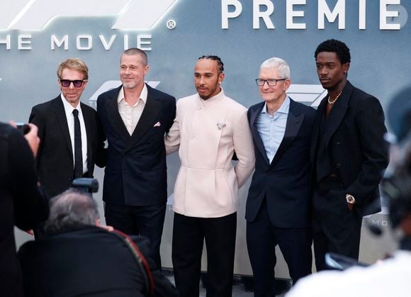 Brad Pitt et Ines de Ramon étaient très bien entourés, lors de l'avant-première de "F1" : de grands champions de la discipline ont en effet pris part à l'événement. On a notamment vu le pilote britannique Lewis Hamilton, coproducteur du film poser aux côtés de la star.

Brad Pitt, le pilote de Formule 1 britannique et coproducteur Lewis Hamilton, Tim Cook et l'acteur britannique Damson Idris arrivent sur le tapis rouge de la première mondiale de "F1" d'Apple Original Films & Warner Bros. Pictures à Times Square le lundi 16 juin 2025 à New York. Photo by John Angelillo/UPI/ABACAPRESS.COM