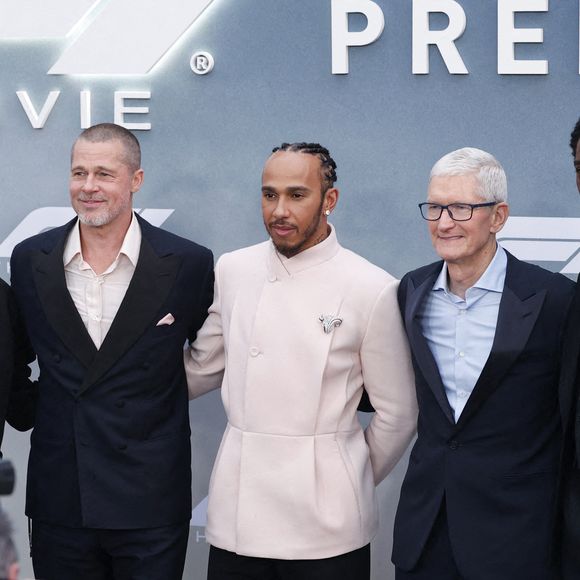 Brad Pitt et Ines de Ramon étaient très bien entourés, lors de l'avant-première de "F1" : de grands champions de la discipline ont en effet pris part à l'événement. On a notamment vu le pilote britannique Lewis Hamilton, coproducteur du film poser aux côtés de la star.

Brad Pitt, le pilote de Formule 1 britannique et coproducteur Lewis Hamilton, Tim Cook et l'acteur britannique Damson Idris arrivent sur le tapis rouge de la première mondiale de "F1" d'Apple Original Films & Warner Bros. Pictures à Times Square le lundi 16 juin 2025 à New York. Photo by John Angelillo/UPI/ABACAPRESS.COM
