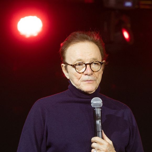 Actuellement en rémission, Guillaume Durand souffre hélas encore. "J'ai mal tout le temps", a-t-il expliqué à Pascal Praud, qui lui-même l'a constaté : "Quand je vous vois, parfois en dehors des studios, vous vous touchez le visage. C'est pour ça que c'est rude, c'est que le cancer est guéri, mais il y a les séquelles, et la séquelle c'est la douleur".

Exclusif - le journaliste Guillaume Durand photographié lors du GALA des 5 ans d’existence de l’Institut Rafaël au Pavillon d’Armenonville, Paris, France, 13 novembre 2023 © Erez Lichtfeld / Bestimage