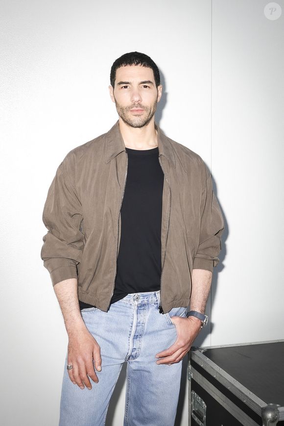 "Mon grand de 7 ans, je l'ai un peu préparé. Heureusement, je ne tournais pas à Paris et cela n'a pas duré très longtemps", a-t-il confié dans "Le Parisien".

Exclusif - Tahar Rahim en backstage de l'émission "C à vous" lors du 78ème Festival International du Film de Cannes le 20 mai 2025. © Jack Tribeca / Bestimage