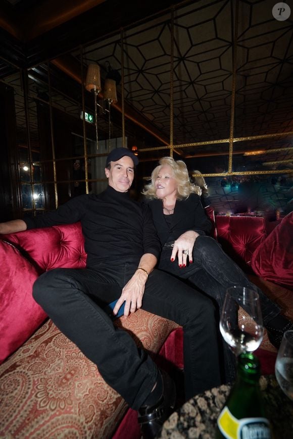 Jocelyne (Jocelyn) Wildenstein, « Catwoman », et son fiancé Lloyd Klein assistent à une soirée glamour à Paris, en France. 2024. (Backgrid UK/ Bestimage).