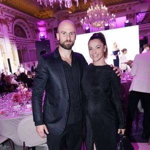 Denitsa Ikonomova (enceinte) et son compagnon François Alu - Photocall du 5ème gala de charité de l'association "Les Bonnes Fées" à l'occasion de la campagne mondiale "Octobre Rose" à l'hôtel Peninsula, Paris le 3 octobre 2024. A l'occasion de la campagne mondiale "Octobre Rose", l'hôtel Peninsula Paris lance son programme caritatif "Peninsula in Pink", dont les bénéfices de 254 400 Euros seront reversés à l'association "Les Bonnes Fées". © Rachid Bellak/Bestimage