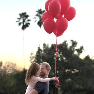 Sur sa page Instagram, la dichesse de Sussex a publié un adorable cliché du prince Harry et de leur fille Lilibet au coucher du soleil.

Le prince Harry et sa fille Lilibet, photo partagée par Meghan Markle le 14 février 2026. Compte Instagram de Meghan Markle