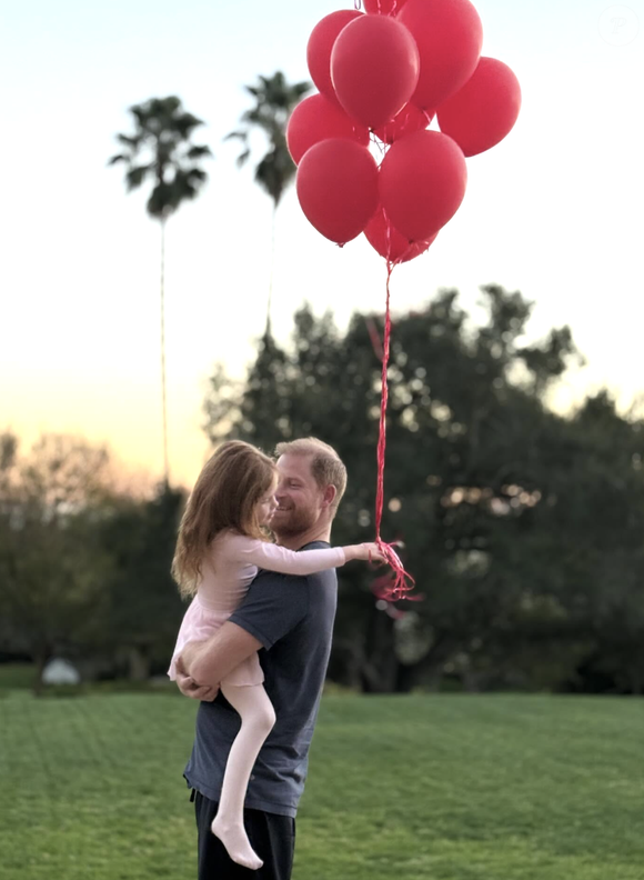 Sur sa page Instagram, la dichesse de Sussex a publié un adorable cliché du prince Harry et de leur fille Lilibet au coucher du soleil.

Le prince Harry et sa fille Lilibet, photo partagée par Meghan Markle le 14 février 2026. Compte Instagram de Meghan Markle