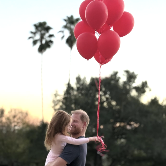 Sur sa page Instagram, la dichesse de Sussex a publié un adorable cliché du prince Harry et de leur fille Lilibet au coucher du soleil.

Le prince Harry et sa fille Lilibet, photo partagée par Meghan Markle le 14 février 2026. Compte Instagram de Meghan Markle