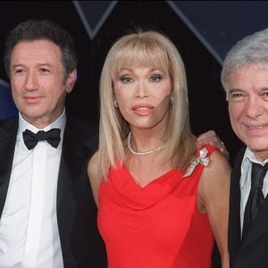 Paris-France, 28/11/2001. De gauche à droite : Michel Drucker, AmandaLear et Guy Bedos lors d'une émission spéciale pour la nuit du 31 décembre animée par Michel Drucker. © Jean-Jacques Datchary/ABACA.