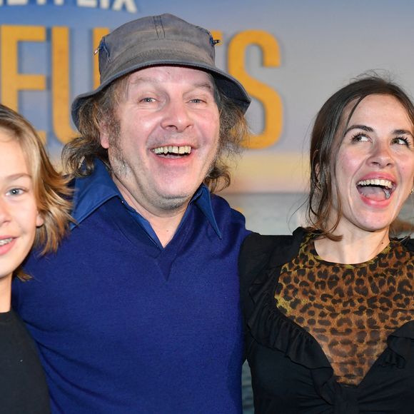 "Moi j'ai eu des années où vraiment, j'avais rien du tout, j'ai dû faire la manche même à un moment donné pendant pas très longtemps. Je me disais, j'y arriverai jamais et puis on me disait rien"

Billy, le fils de Philippe Katrine et Julie Depardieu, Philippe Katerine, sa fille Edie Blanchard - Avant-première du film "Voleuses" diffusé sur Netflix.
Paris le 24 octobre 2023.
© Veeren / Bestimage