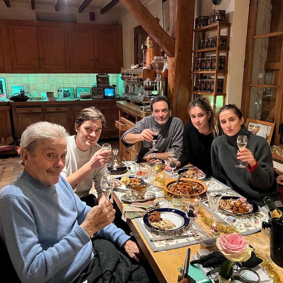 Alain Delon en famille pour Noël à Douchy.