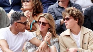 Roland-Garros : Sarah Poniatowski vibre avec sa moitié, star de cinéma, et son fils Roman dont le père est Marc Lavoine
