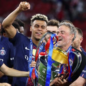 Luis Enrique, entraîneur du PSG, soulève le trophée alors qu'il célèbre avec les joueurs la victoire de la finale de la Ligue des Champions 2025/2026 opposant le Paris Saint Germain à Arsenal FC au stade Puskas Arena à Budapest (Hongrie), le 30 mai 2026. Inside/Psnewz/Bestimage