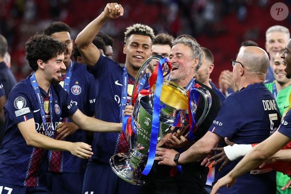 Luis Enrique, entraîneur du PSG, soulève le trophée alors qu'il célèbre avec les joueurs la victoire de la finale de la Ligue des Champions 2025/2026 opposant le Paris Saint Germain à Arsenal FC au stade Puskas Arena à Budapest (Hongrie), le 30 mai 2026. Inside/Psnewz/Bestimage