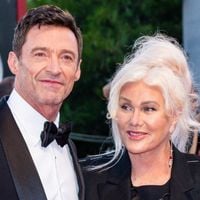 Hugh Jackman aperçu main dans la main avec une célèbre comédienne : son ex-femme Deborra-Lee réagit pour la première fois