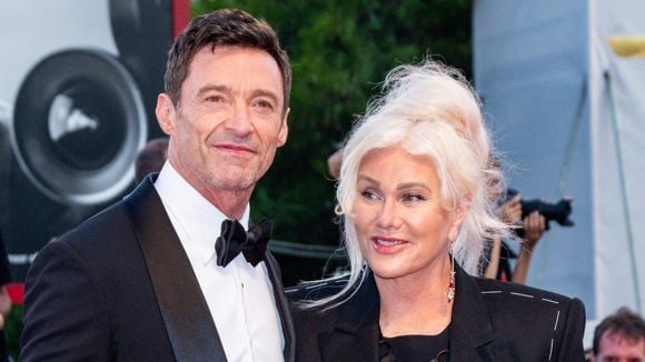 Hugh Jackman aperçu main dans la main avec une célèbre comédienne : son ex-femme Deborra-Lee réagit pour la première fois