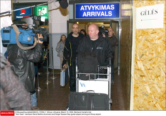 Procès de Bertrand Cantat. Denis Barthe (batteur) et Serge Teyssot-Gay (guitariste), membres de Noir Desir, arrivent à l'aéroport de Vilnius. © Mousse/Hounsfield/ABACA