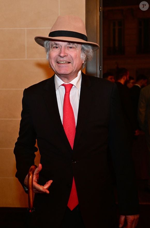 Franz-Olivier Giesbert au dîner annuel du CCAF (Conseil de coordination des associations arméniennes de France) à l'hôtel du collectionneur à Paris le 11 mars 2025
Comme chaque année, la onzième édition du désormais fameux dîner du CCAF a fait salle comble. 450 personnes se sont retrouvées dans les salons de l'hôtel du collectionneur, à Paris. Lors du cocktail, plusieurs personnalités politiques ont eu l'occasion de s'entretenir avec les invités.
Comme de coutume, un certain nombre de figures intellectuelles étaient également au dîner.
C'est Nelson Monfort qui a présenté la soirée en rappelant que la soirée est l'occasion de nous retrouver et de réaffirmer les liens profonds qui unissent la France et l'Arménie, liens tissés par l'histoire, la culture et des valeurs communes.
Cette soirée incarne à la fois un hommage solennel et un appel à l'action. Hommage envers celles et ceux qui oeuvrent sans relâche pour la cause arménienne; mais appel à la communauté internationale pour qu'elle s'engage résolument pour la justice et la paix.

© Christian Liewig / Bestimage