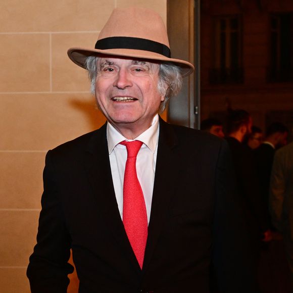 Franz-Olivier Giesbert au dîner annuel du CCAF (Conseil de coordination des associations arméniennes de France) à l'hôtel du collectionneur à Paris le 11 mars 2025
Comme chaque année, la onzième édition du désormais fameux dîner du CCAF a fait salle comble. 450 personnes se sont retrouvées dans les salons de l'hôtel du collectionneur, à Paris. Lors du cocktail, plusieurs personnalités politiques ont eu l'occasion de s'entretenir avec les invités.
Comme de coutume, un certain nombre de figures intellectuelles étaient également au dîner.
C'est Nelson Monfort qui a présenté la soirée en rappelant que la soirée est l'occasion de nous retrouver et de réaffirmer les liens profonds qui unissent la France et l'Arménie, liens tissés par l'histoire, la culture et des valeurs communes.
Cette soirée incarne à la fois un hommage solennel et un appel à l'action. Hommage envers celles et ceux qui oeuvrent sans relâche pour la cause arménienne; mais appel à la communauté internationale pour qu'elle s'engage résolument pour la justice et la paix.

© Christian Liewig / Bestimage