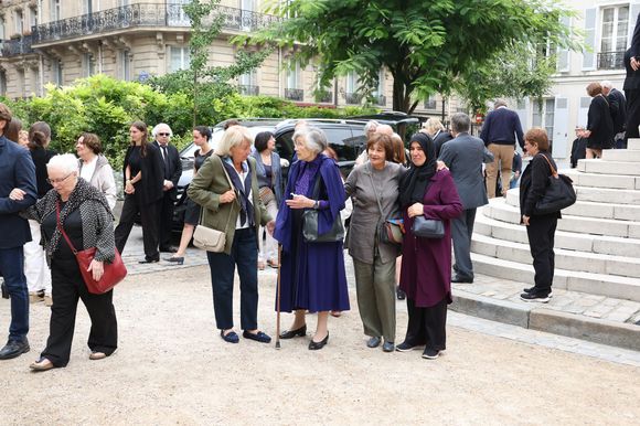 Exclusif - Elisabeth Gagarine et sa soeur  Macha Meril aux obsèques de leur soeur la princesse Hélène Gagarine en la cathédrale Saint-Alexandre-Nevsky, à Paris, France, le 20 août 2025. © Denis Guignebourg/Bestimage
