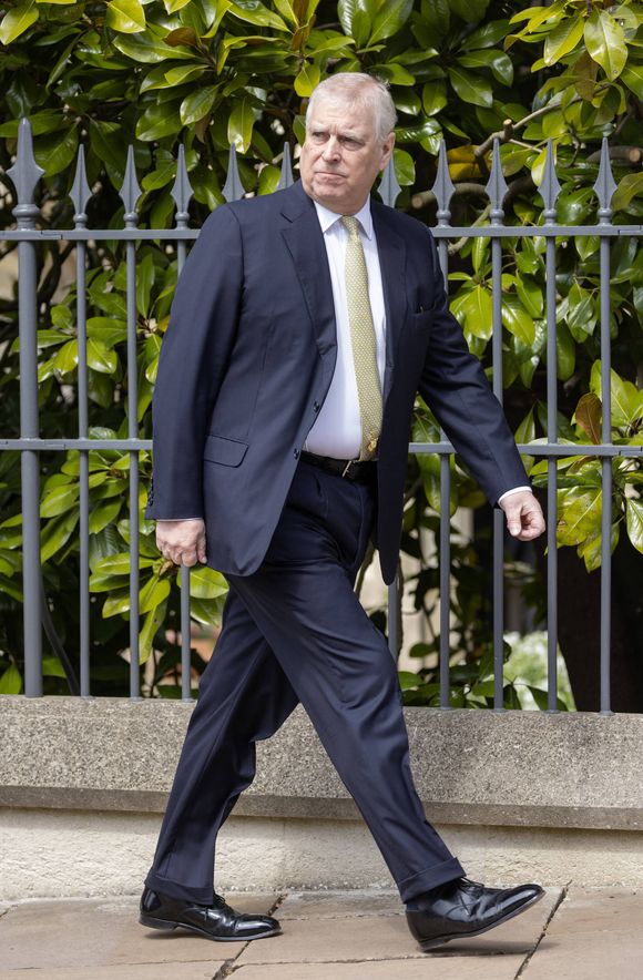 Une présence surprenant étant donné le contexte
Le prince Andrew assiste à la messe de Pâques de la famille royale dans la chapelle Saint George de Windsor dans le Berkshire, le 20 avril 2025 Dana Press / Bestimage