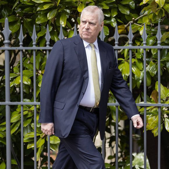 Une présence surprenant étant donné le contexte
Le prince Andrew assiste à la messe de Pâques de la famille royale dans la chapelle Saint George de Windsor dans le Berkshire, le 20 avril 2025 Dana Press / Bestimage