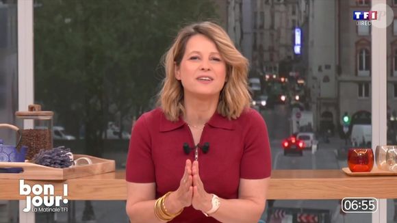 De son côté, Bruce Toussaint est lui aussi logiquement remplacé le temps de sa convalescence : c'est la journaliste Maud Descamps qui a pris les rênes de "Bonjour !" ce lundi 4 mai.

Maud Descamps dans "Bonjour !", la matinale de TF1, lundi 4 mai 2026

Capture d'écran TF1