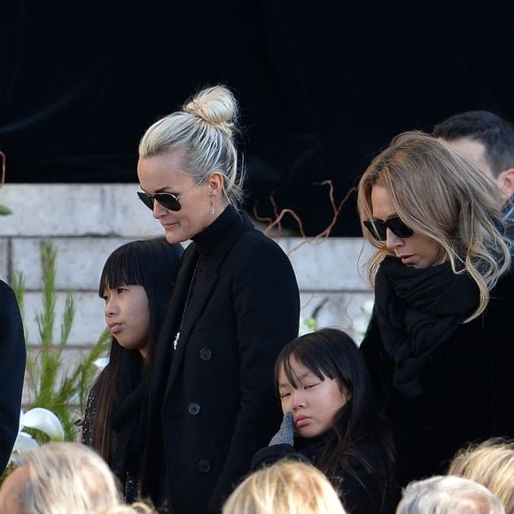La Première Dame Brigitte Macron;, David Hallyday, Laura Smet, Laeticia Hallyday, ses filles Jade et Joy devant l'église de la Madeleine pour les obsèques de Johnny Hallyday à Paris, France, le 9 décembre 2017. © Veeren/Bestimage