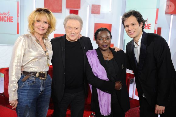 Clémentine Célarié, Michel Drucker, Fatou Diome et Gustave Reichert lors de l'enregistrement de l'émission Vivement dimanche au studio Rive Gauche, présentée par Michel Drucker. Diffusion sur France 3 le 22/03/2026. Photos prises le 11 mars 2026.
Crédit Guillaume Gaffiot / Bestimage