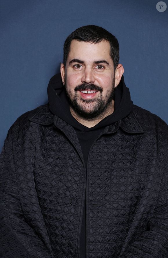 Le comédien s'est révélé dans l'émission "On n'demande qu'à en rire" sur France 2

Artus - Première du documentaire "Dans l'ombre" au cinéma MK2 Bibliothèque à Paris le 17 décembre 2024. © Denis Guignebourg/Bestimage