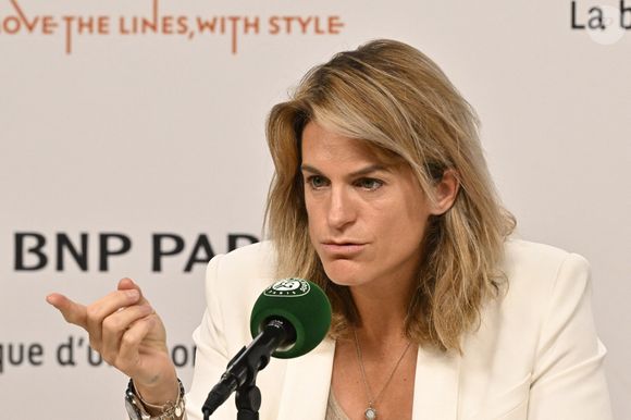 Dont une critique sur l'attitude des joueurs français

Amélie Mauresmo en conférence de presse lors des Internationaux de France de tennis de Roland Garros le 9 juin 2024.