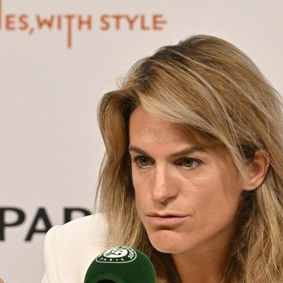Dont une critique sur l'attitude des joueurs français

Amélie Mauresmo en conférence de presse lors des Internationaux de France de tennis de Roland Garros le 9 juin 2024.